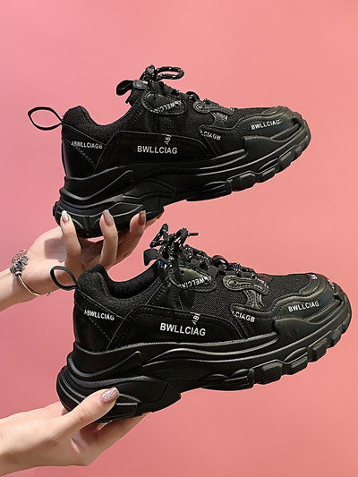 Sieviešu kedas ar uzrakstu un raupju zoli