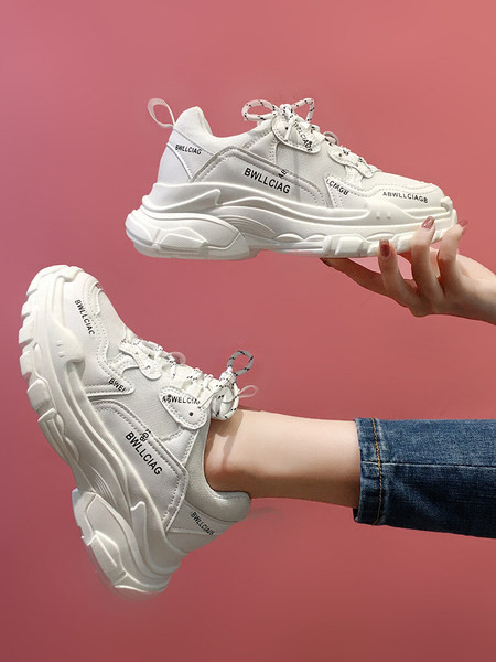 Sieviešu kedas ar uzrakstu un raupju zoli