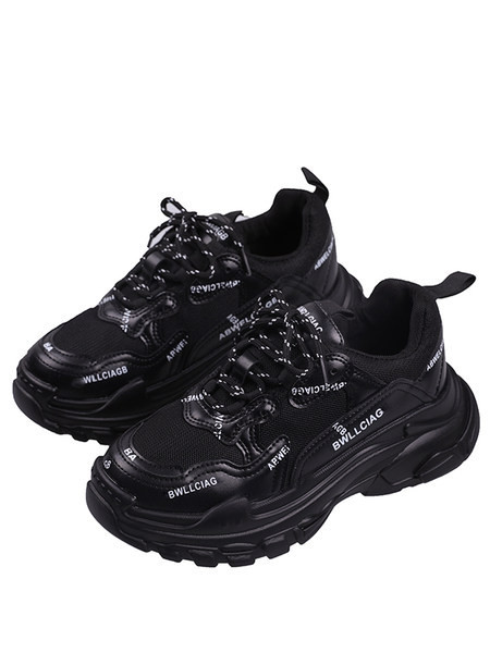 Sieviešu kedas ar uzrakstu un raupju zoli