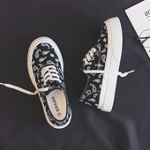 Jauns sieviešu kedu modelis ar saitēm četrās krāsās