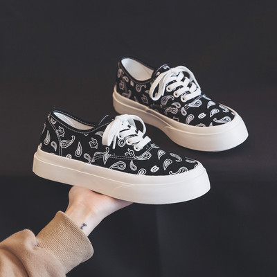 Jauns sieviešu kedu modelis ar saitēm četrās krāsās