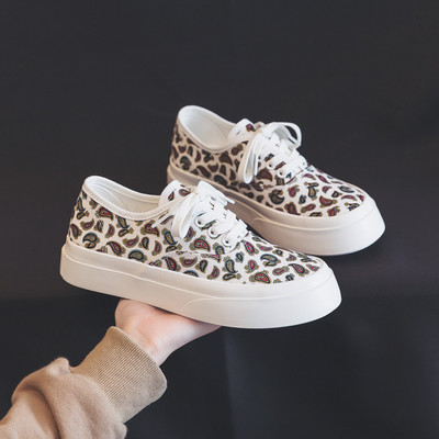 Jauns sieviešu kedu modelis ar saitēm četrās krāsās