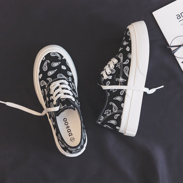 Jauns sieviešu kedu modelis ar saitēm četrās krāsās