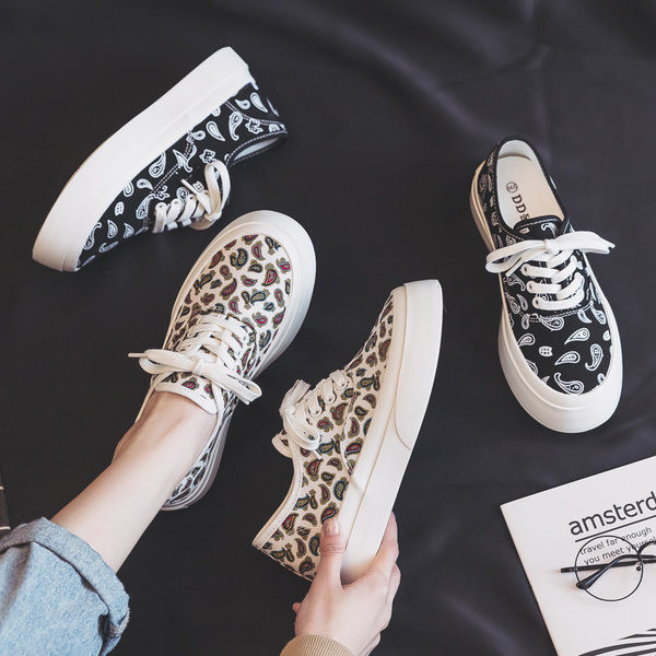 Jauns sieviešu kedu modelis ar saitēm četrās krāsās