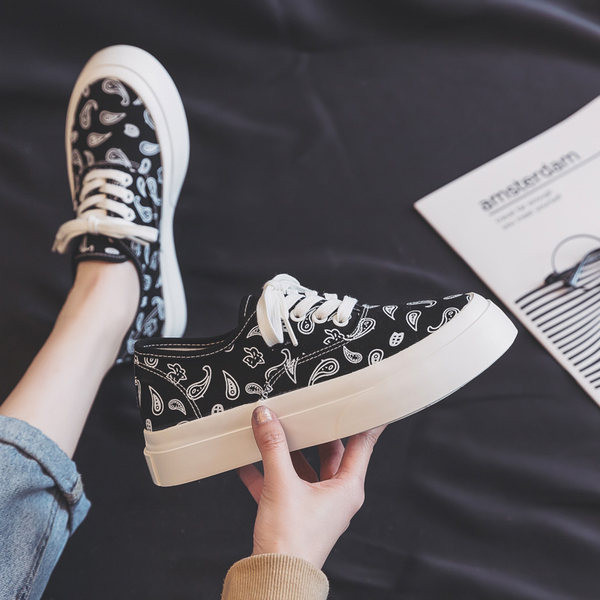 Jauns sieviešu kedu modelis ar saitēm četrās krāsās