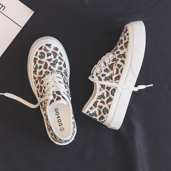 Jauns sieviešu kedu modelis ar saitēm četrās krāsās