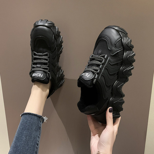 Adidași moderni de damă pentru sport și viața de zi cu zi