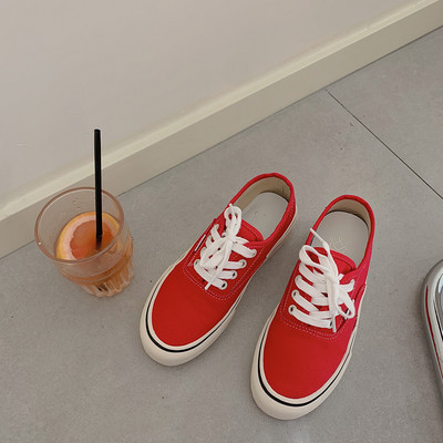 Ikdienas pavasara kedas ar mežģīnēm