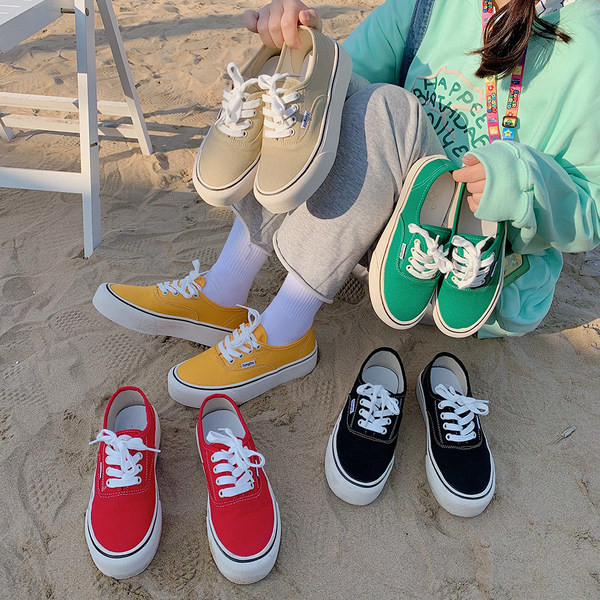 Ikdienas pavasara kedas ar mežģīnēm