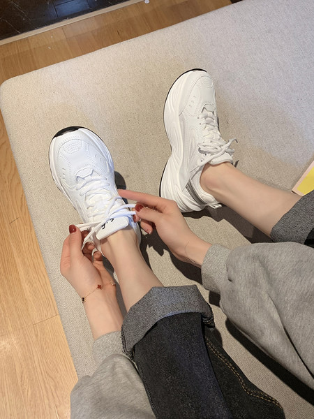 Jauns sieviešu kedu modelis ar šņorēm - trīs krāsās