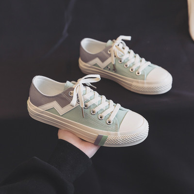 Jauns sieviešu vasaras kedu modelis ar plakanu zoli un šņorēm