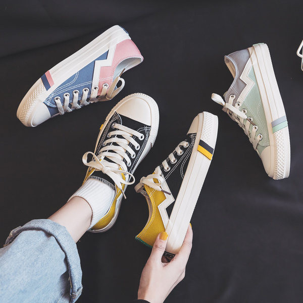 Jauns sieviešu vasaras kedu modelis ar plakanu zoli un šņorēm