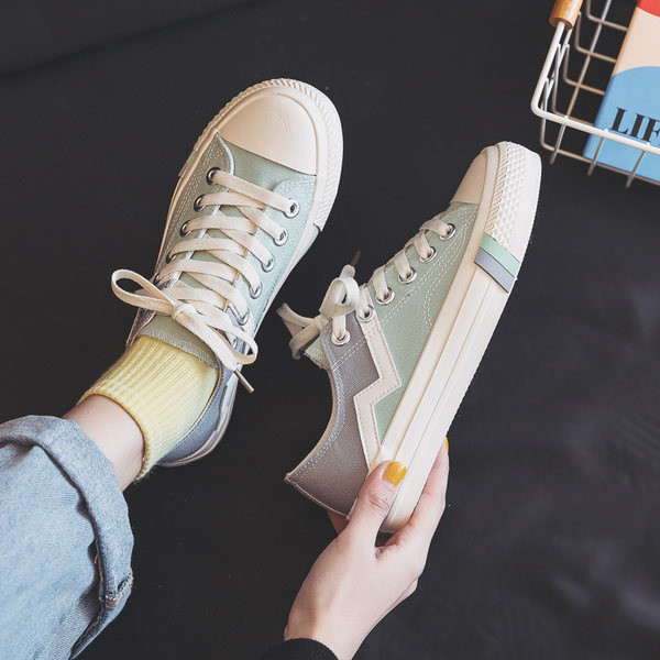 Jauns sieviešu vasaras kedu modelis ar plakanu zoli un šņorēm