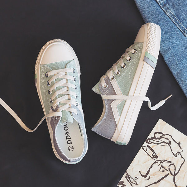 Jauns sieviešu vasaras kedu modelis ar plakanu zoli un šņorēm