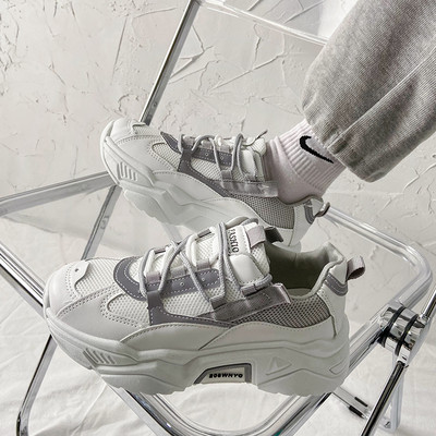 Jauns sieviešu kedu modelis ar raupju zoli