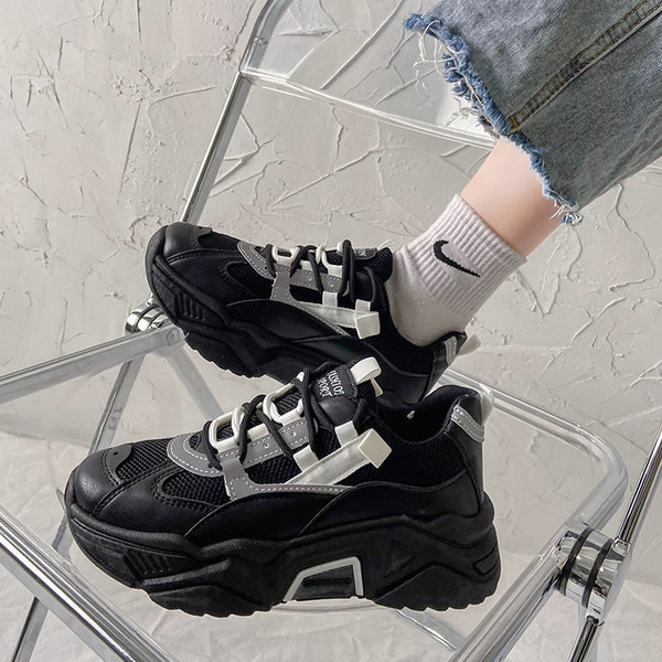 Jauns sieviešu kedu modelis ar raupju zoli