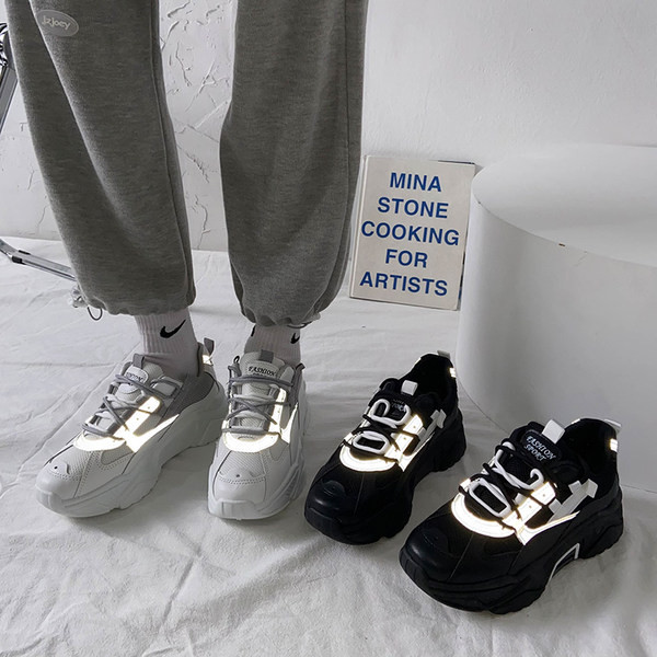 Jauns sieviešu kedu modelis ar raupju zoli