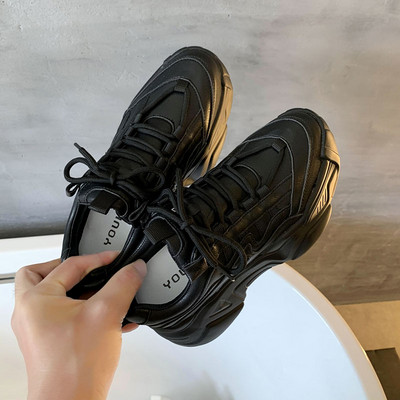 Model nou de adidași de damă cu talpă înaltă aspră și șireturi