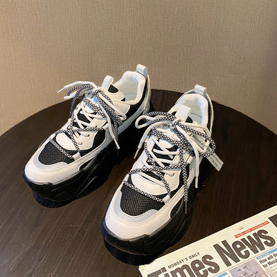 Model nou de adidași de damă cu talpă înaltă aspră și șireturi