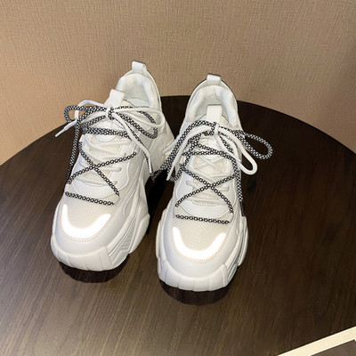 Model nou de adidași de damă cu talpă înaltă aspră și șireturi