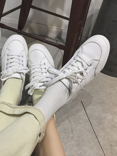 Sieviešu ādas kedas ar mežģīnēm un plakanu zoli