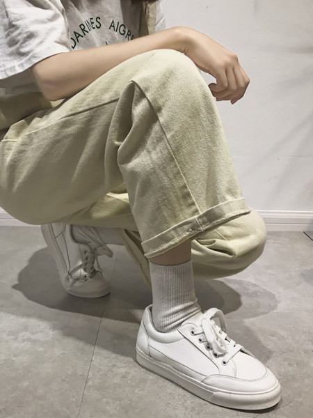 Sieviešu ādas kedas ar mežģīnēm un plakanu zoli