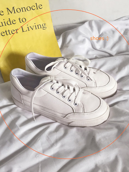 Sieviešu ādas kedas ar mežģīnēm un plakanu zoli