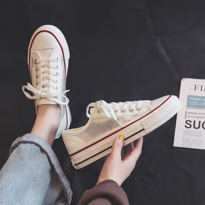 Sieviešu kedas ar mežģīnēm un sietu trīs krāsās