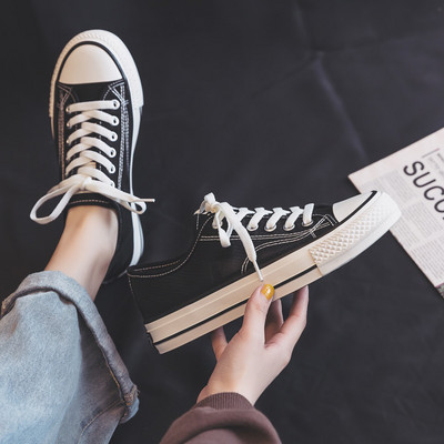 Sieviešu kedas ar mežģīnēm un sietu trīs krāsās