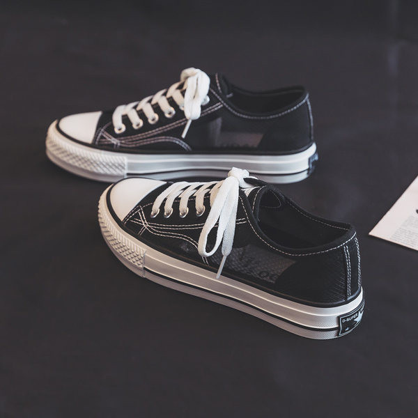 Sieviešu kedas ar mežģīnēm un sietu trīs krāsās