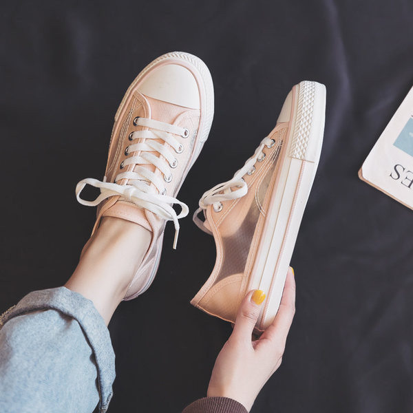 Sieviešu kedas ar mežģīnēm un sietu trīs krāsās