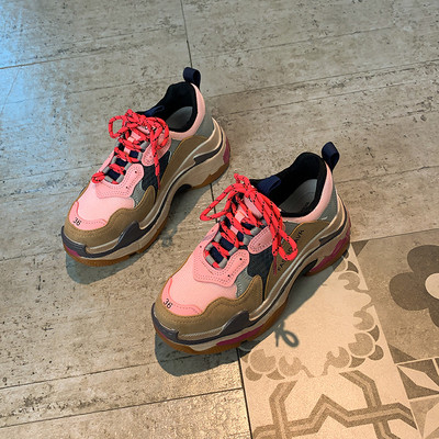 Jauns sieviešu kedu modelis ar raupju zoli - vairākas krāsas