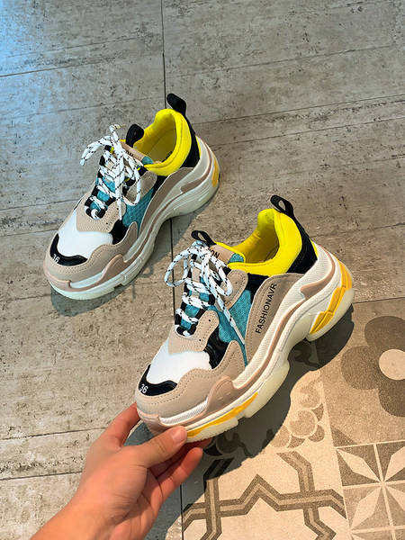 Jauns sieviešu kedu modelis ar raupju zoli - vairākas krāsas