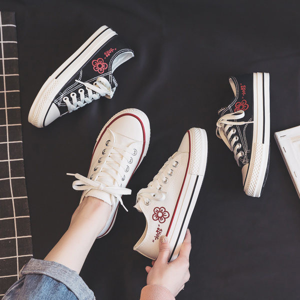 Sieviešu audekla kedas ar izšuvumu divās krāsās