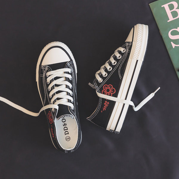 Sieviešu audekla kedas ar izšuvumu divās krāsās