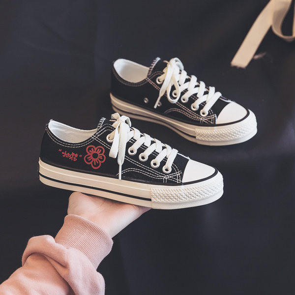 Sieviešu audekla kedas ar izšuvumu divās krāsās