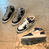 Jauns sieviešu augsto kedu modelis no mākslīgās ādas ar plakanu zoli