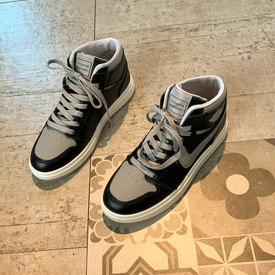 Jauns sieviešu augsto kedu modelis no mākslīgās ādas ar plakanu zoli