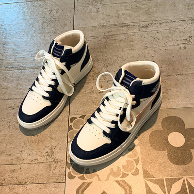 Jauns sieviešu augsto kedu modelis no mākslīgās ādas ar plakanu zoli