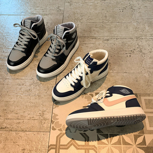 Jauns sieviešu augsto kedu modelis no mākslīgās ādas ar plakanu zoli