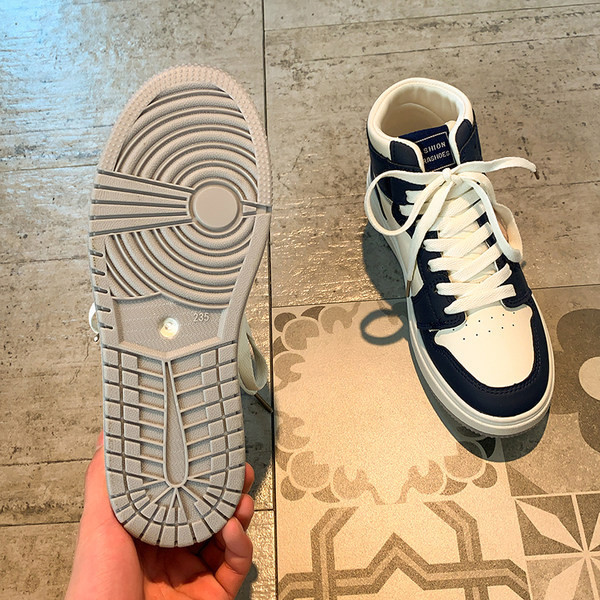 Jauns sieviešu augsto kedu modelis no mākslīgās ādas ar plakanu zoli