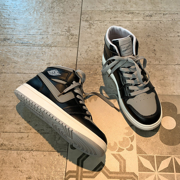 Jauns sieviešu augsto kedu modelis no mākslīgās ādas ar plakanu zoli