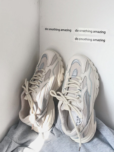 Sieviešu kedas ar mežģīnēm un sietu