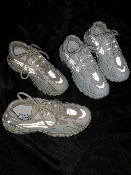 Sieviešu kedas ar mežģīnēm un sietu