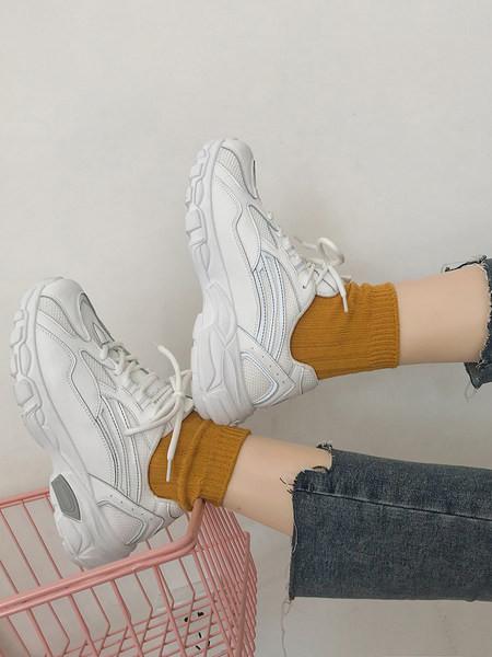 Sieviešu kedas ar mežģīnēm un sietu