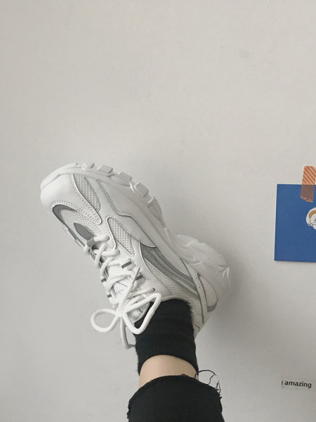 Sieviešu kedas ar mežģīnēm un sietu