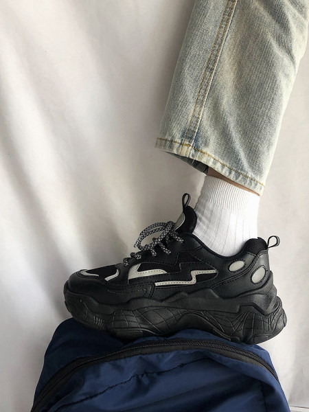 Ikdienas kedas ar raupju zoli un mežģīnēm trīs krāsās