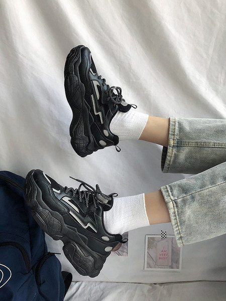 Ikdienas kedas ar raupju zoli un mežģīnēm trīs krāsās