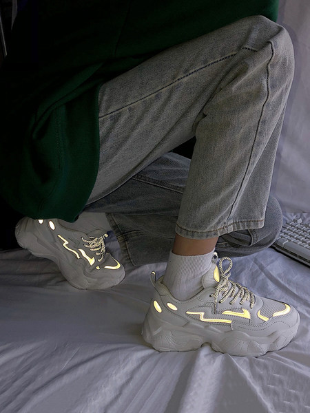 Ikdienas kedas ar raupju zoli un mežģīnēm trīs krāsās