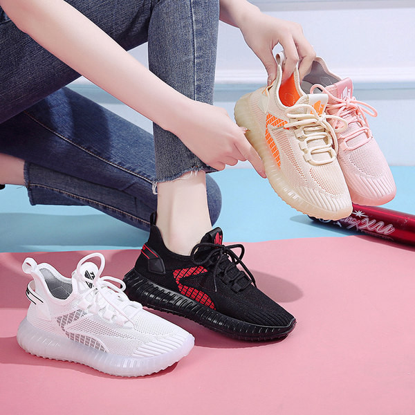 Elpojošas sieviešu kedas no tekstila ar plakanu zoli